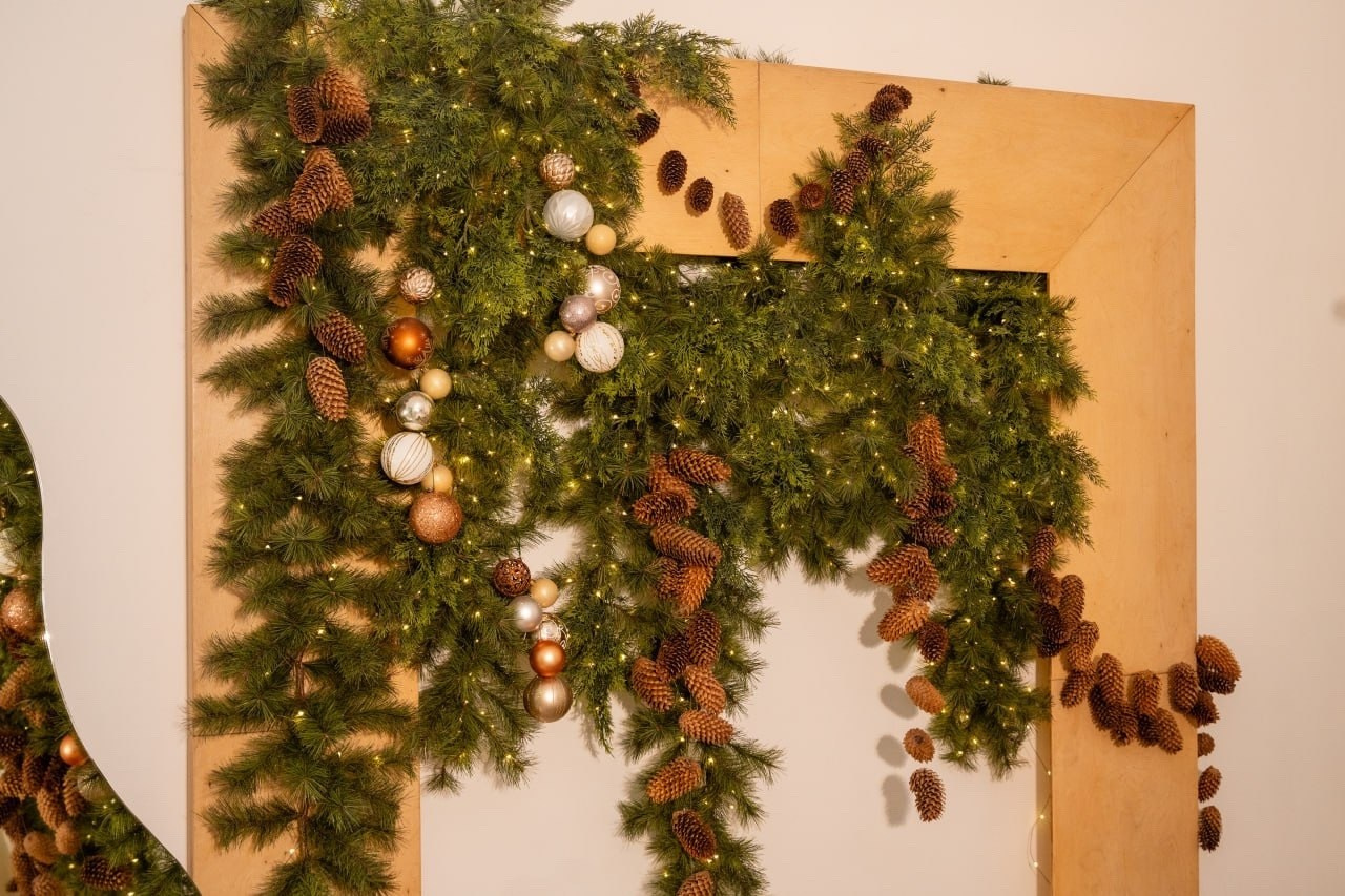 Светлый зал фотостудии Арт Рояль для новогодних фотосессий в Сургуте