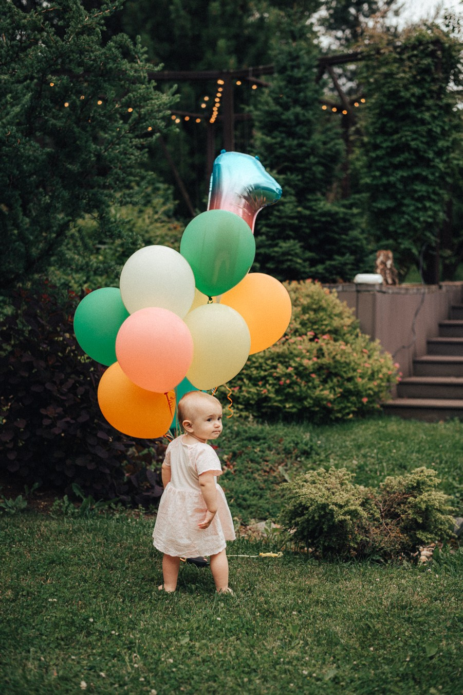 Коля, Ксюша, Саша, Андрей, Кира и бабушки | на даче