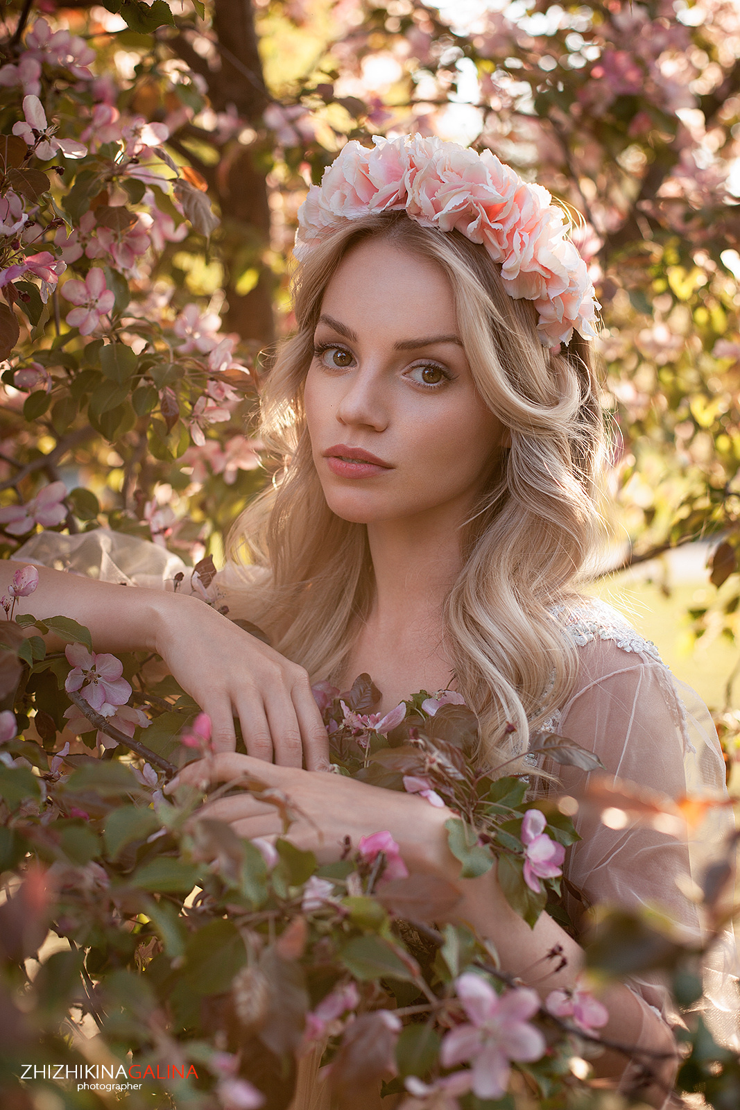 женский фотограф, фотогпрогулка, уличная фотосессия, фотосессия на улице, фотосессия в цветении, портретный фотограф, портретная фотосессия, фотограф москва, фотограф в москве, жижикина галина, женский портрет