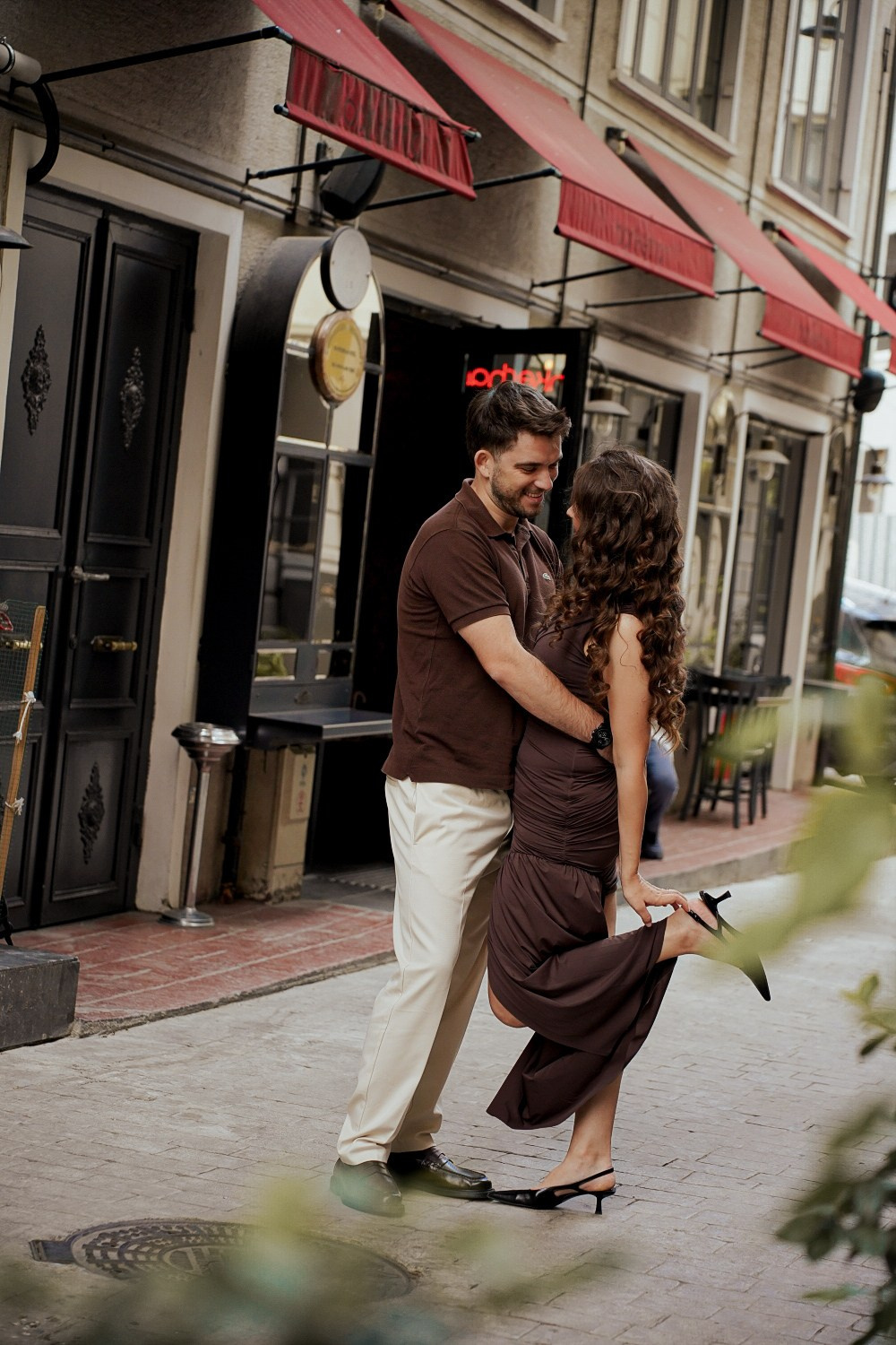 Семейная пара фотографируется в старинных улочках.