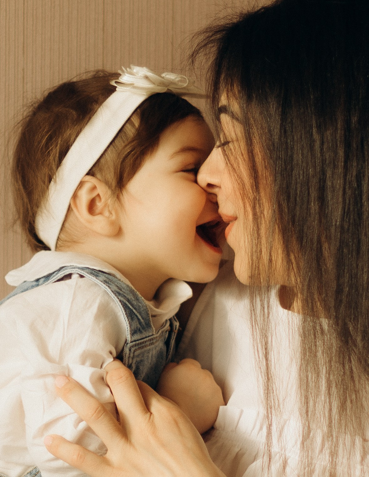 Мама целует дочку, семейная фотосессия мамы и дочки