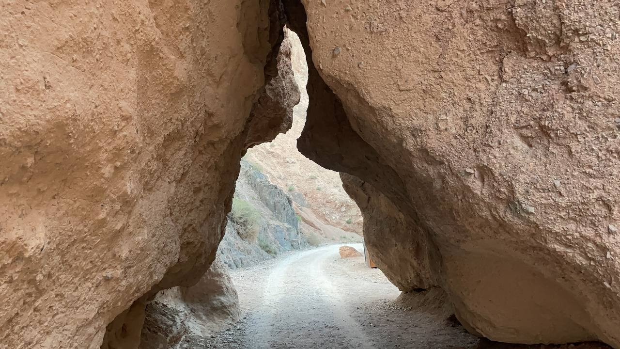 Экскурсия и тур на 2 дня на озера Каинды и Кольсай и три каньона реки Чарын. Три каньона: Чарынский, Лунный и Черный в Алматинской области