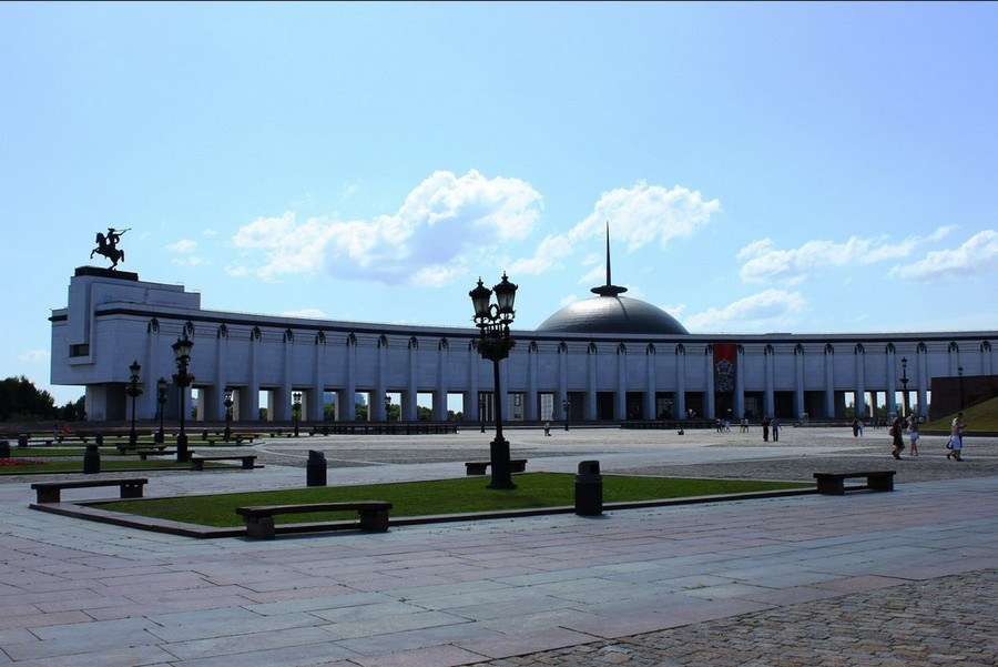 Фотосъёмка в московском парке — естественный свет и живописные тропинки