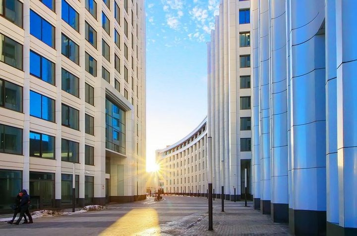 Фотосессия в деловом центре — стеклянные фасады и отражения