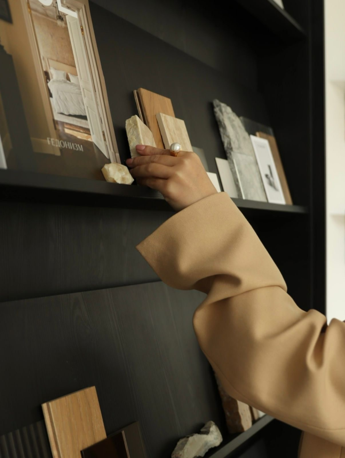 Дизайн студия, занимаемся разработкой Дизайн проектов, реализацией проектов под ключ. Мы находимся в городе Екатеринбург. Зовут Рената