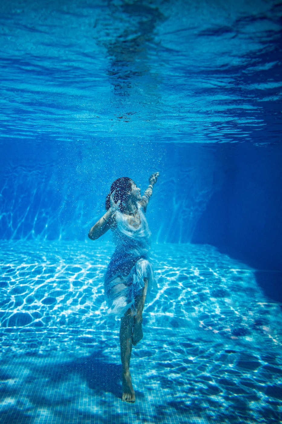 Фотосессия в бассейне со стеклянной стеной в Сочи