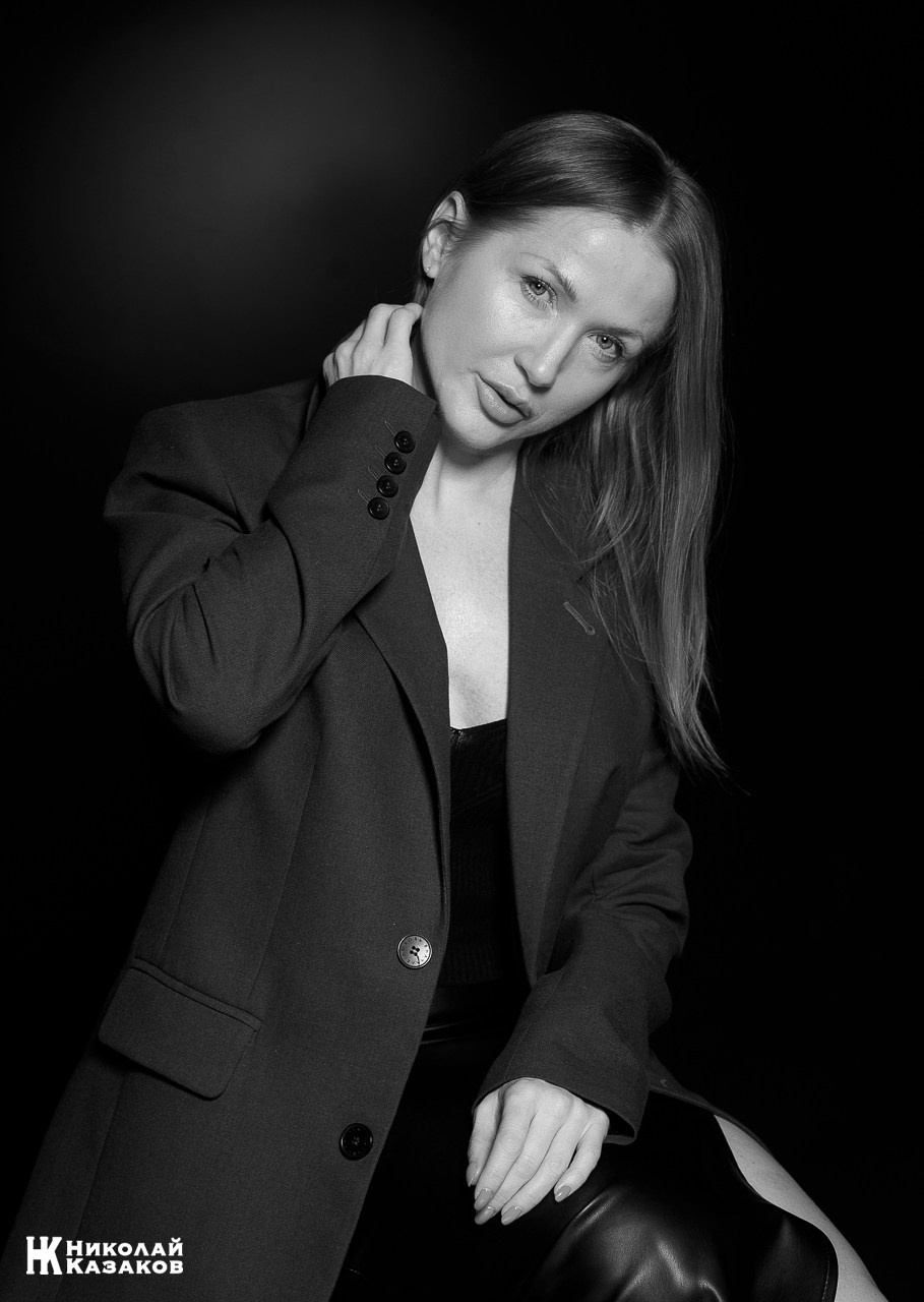 Стильная фотосъемка для женщин в фотостудии Санкт-Петербурга. Эмоциональный и психологический портет в Спб