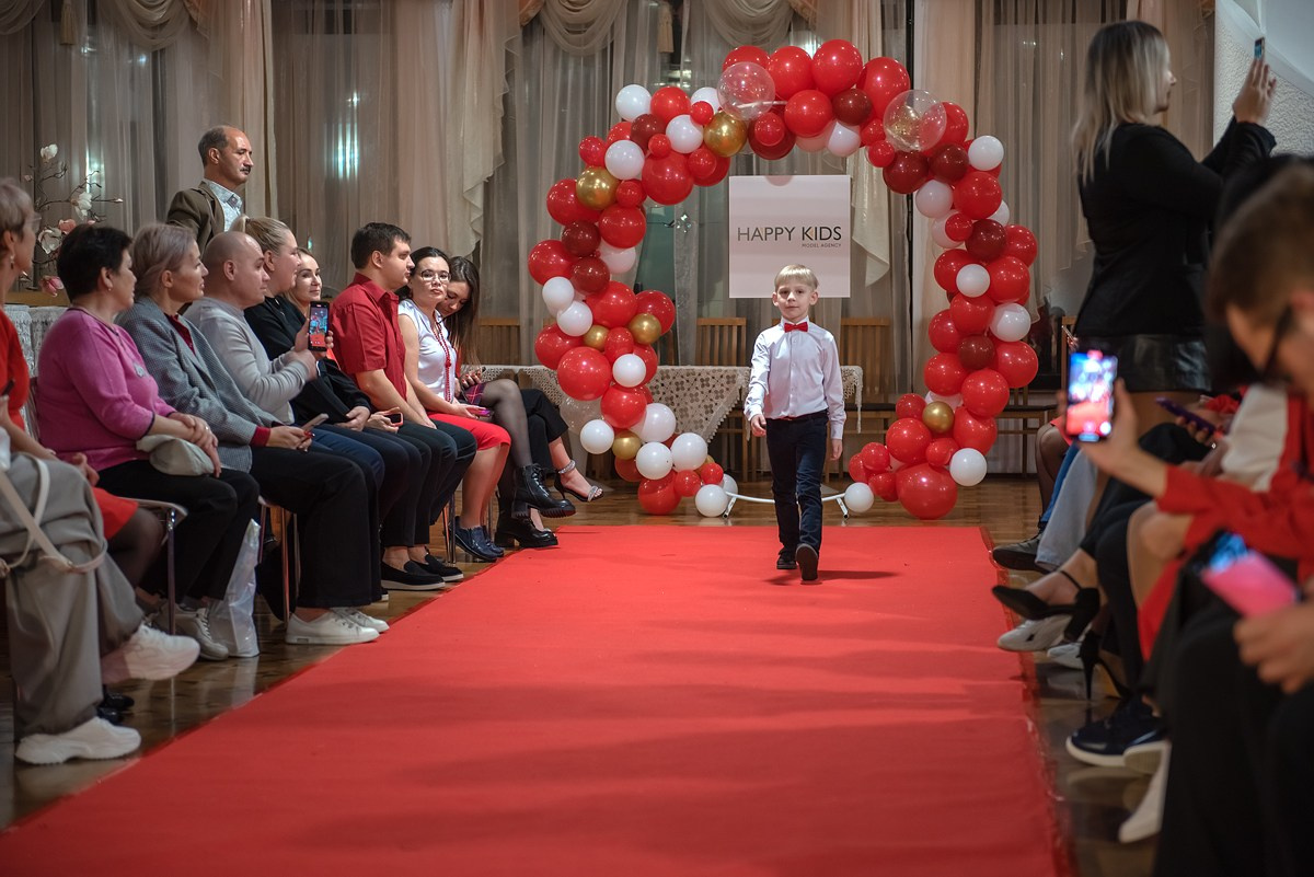 Выпускной в детской школе моделей HAPPYkids 2024. Семейный и коммерческий фотограф в Сочи Александр Бодунов