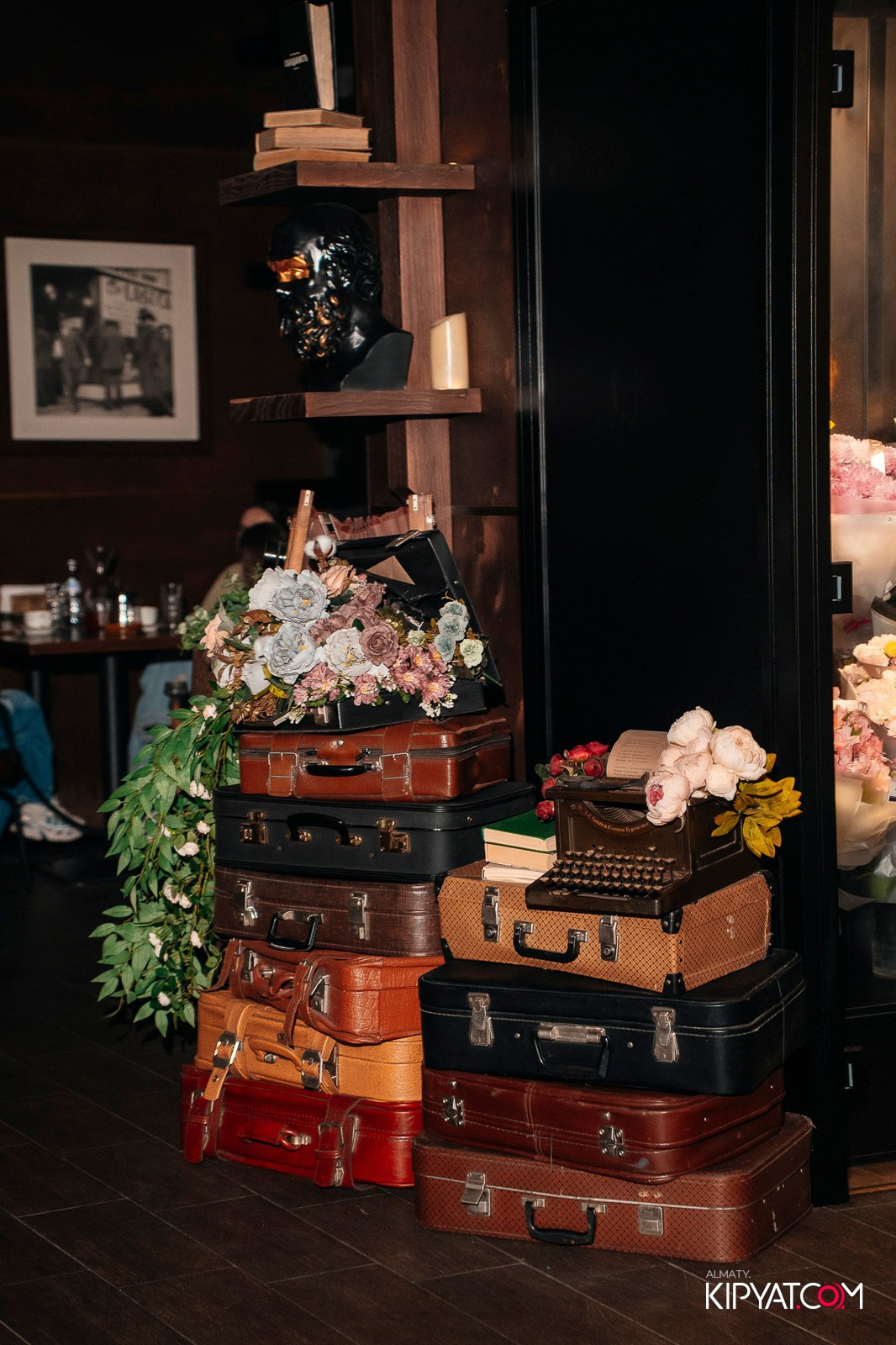 РЕСТО-БАР СКАНДАЛИСТЪ. КИПЯТКОМ АЛМАТЫ!