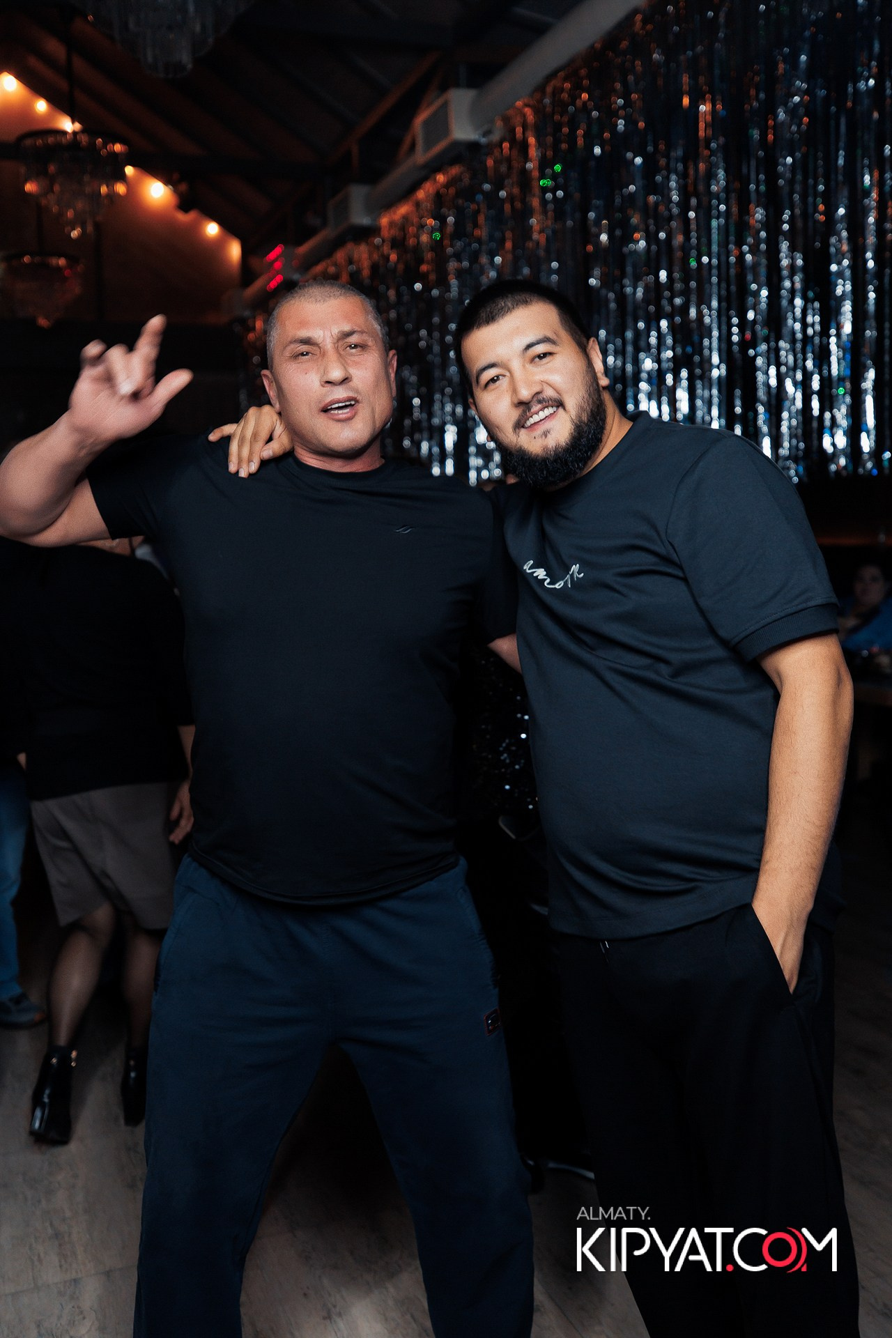 ВЕЧЕРИНКА 90Х КАФЕ CARAFE. КИПЯТКОМ АЛМАТЫ! Фотосъемка мероприятий в Алматы