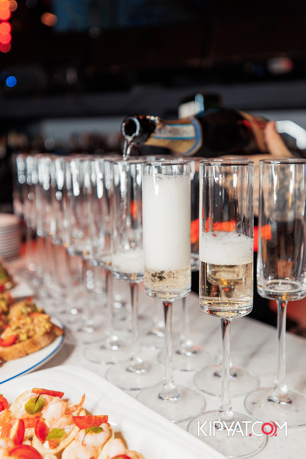 ПРЕЗЕНТАЦИЯ КНИГИ ВИКТОРА ЕЛИСЕЕВА. КИПЯТКОМ АЛМАТЫ!