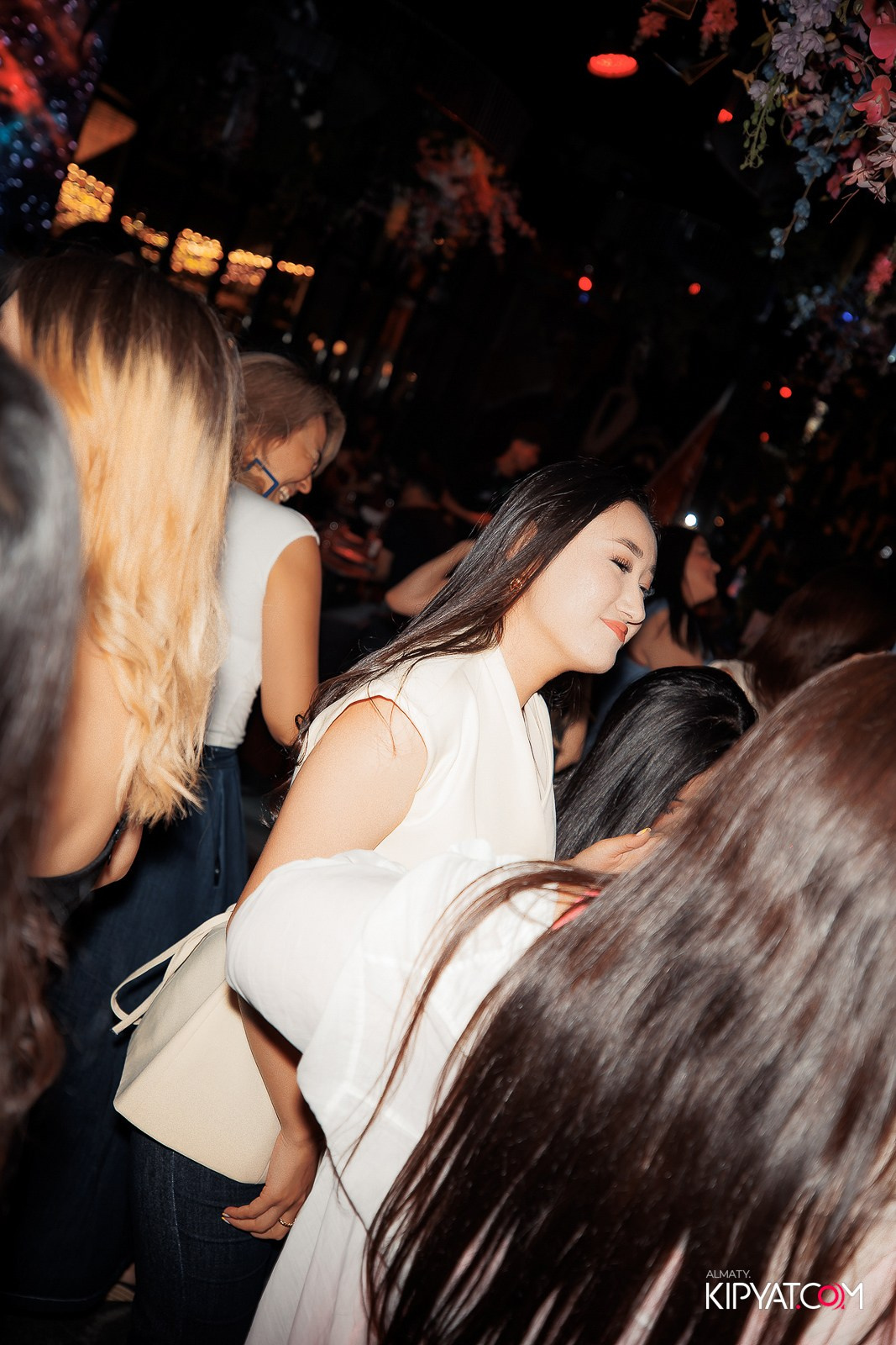 FRIENDS BAR & TERRACE. КИПЯТКОМ АЛМАТЫ!