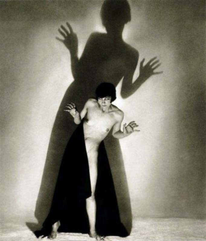 фотография Франтишека Дртикола с женской фигурой и графическими тенями