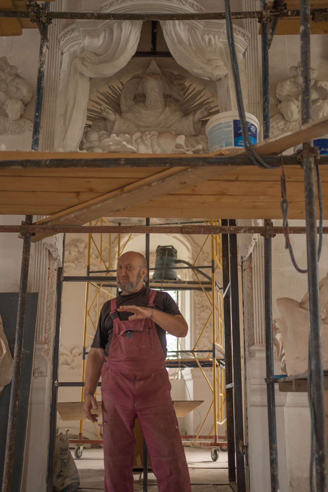 Скульптор-реставратор Владимир Федотов за работой. Фотограф Светлана Корнелюк