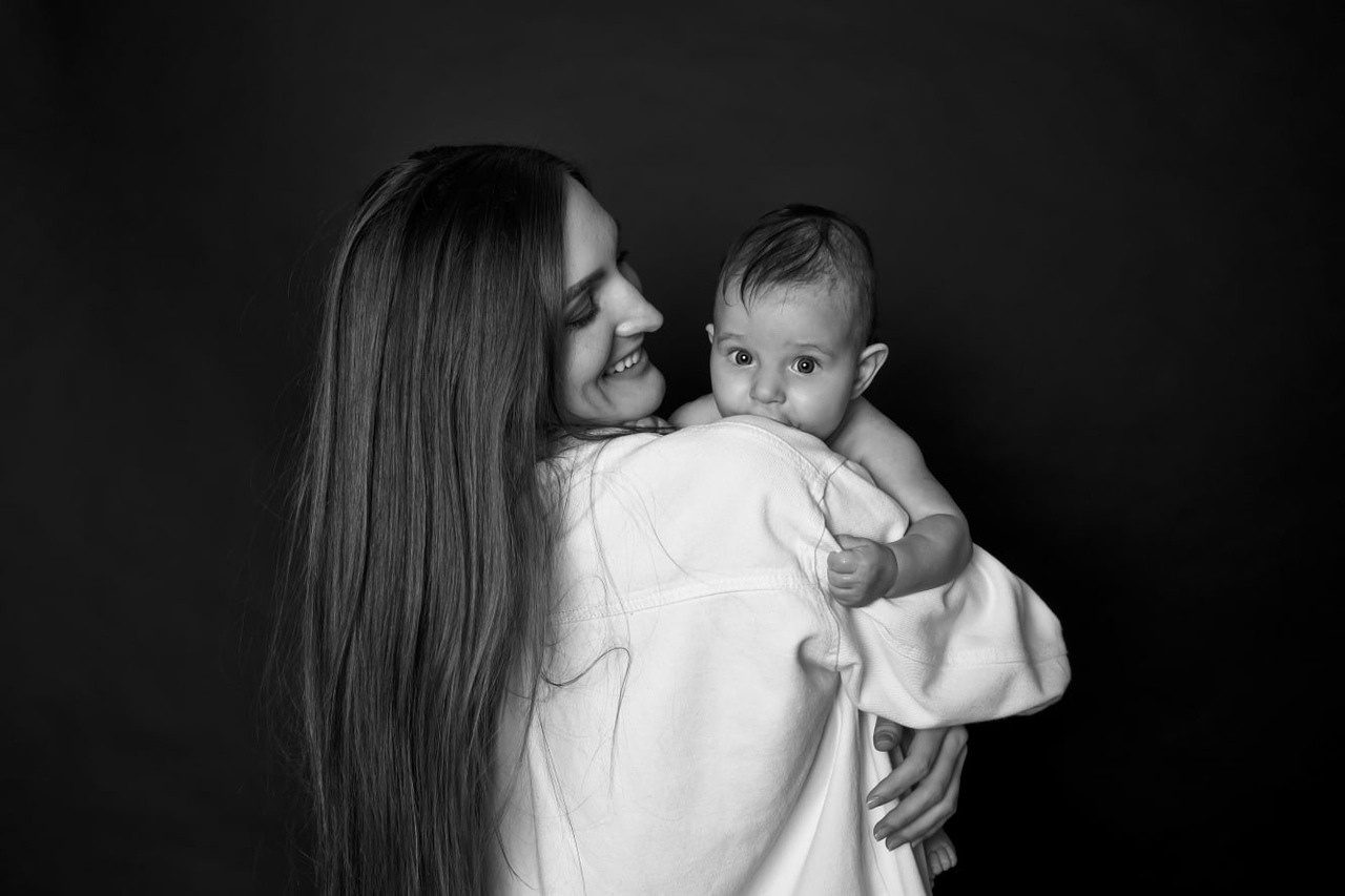 мама держит ребенка 