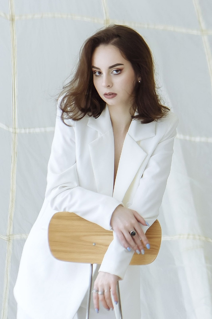 девушка в белом костюме