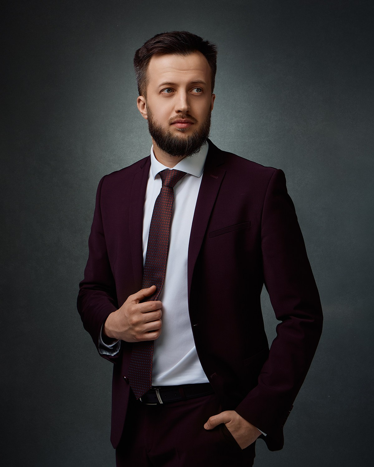 Примеры позирования для бизнес-портрета: разворот корпуса, положение рук и осанка