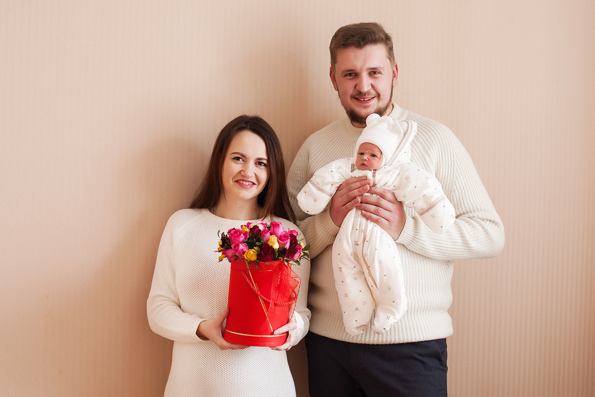Фотосессия выписки из роддома. Фотограф новорожденных в Брянске Анжелика Прохоренкова