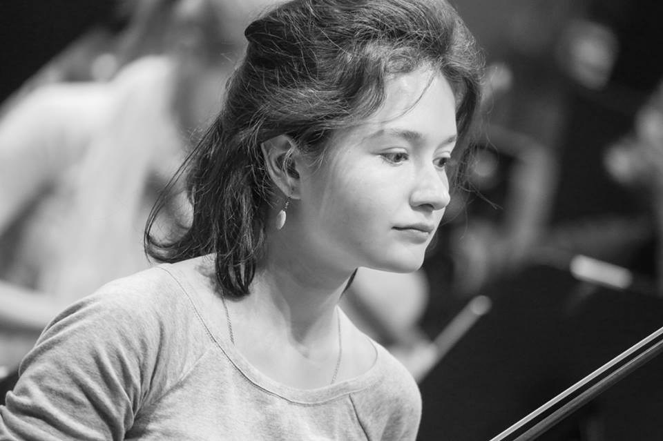 На сцене. Скрипачка Анна Савкина