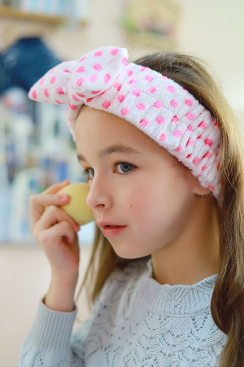 В 8 лет девочки особенно любят пробовать инструменты для нанесения косметики. Спонжи это особенная любовь.