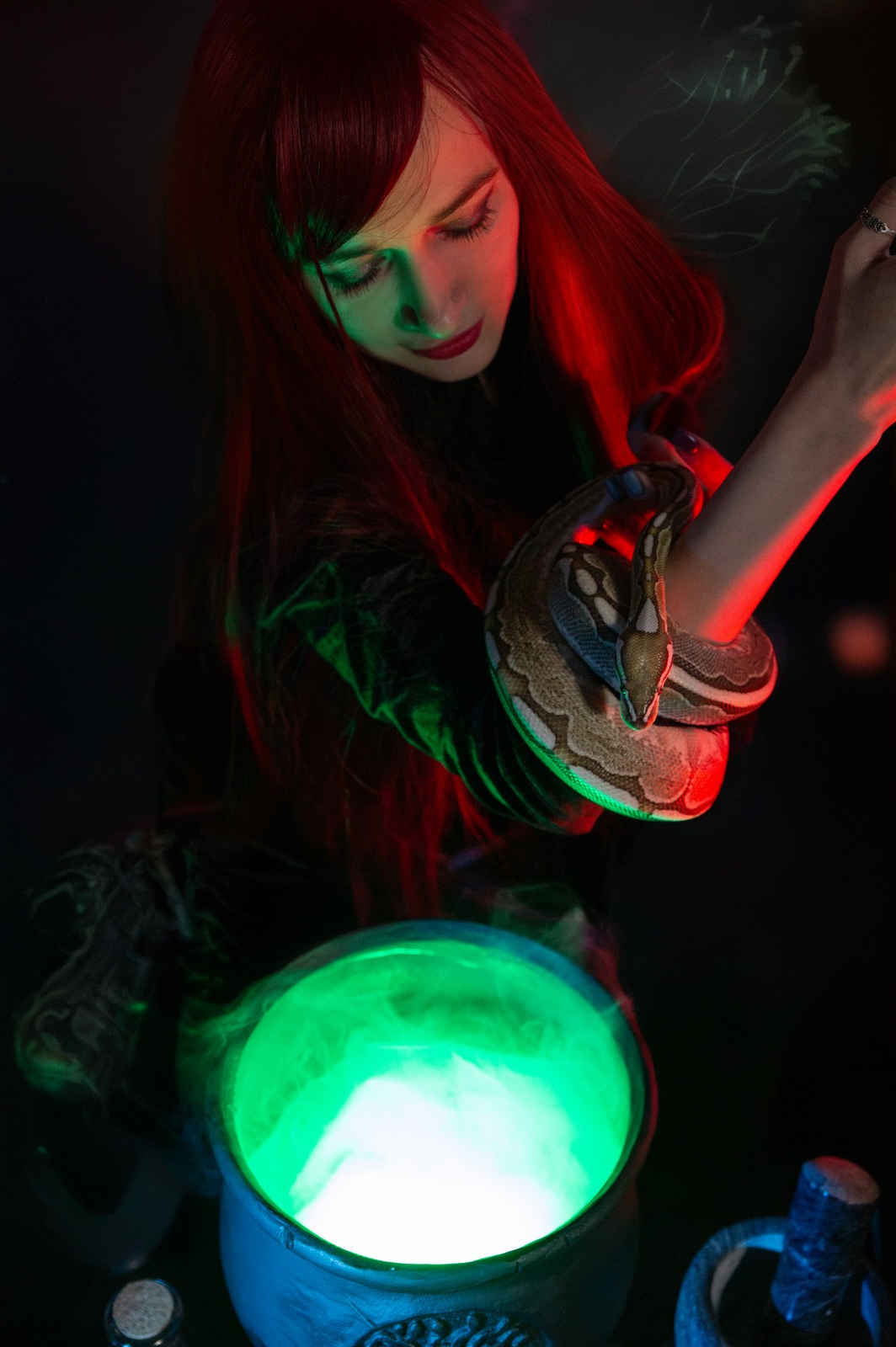 готическая фотосессия ведьмы со змеями, спиритическая доска, черепа