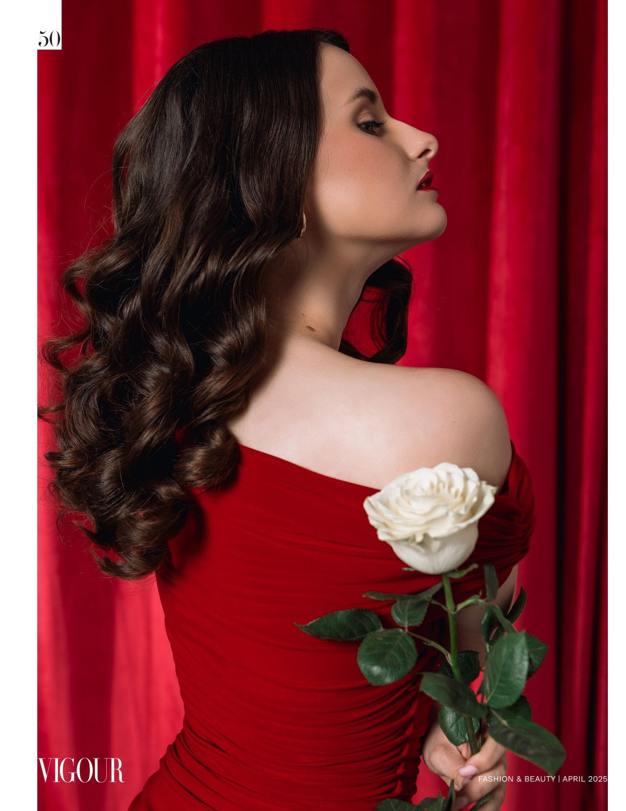 Креативный женский портрет в студии Москвы. Эксперименты с цветным светом и гелем для создания mood-образов.