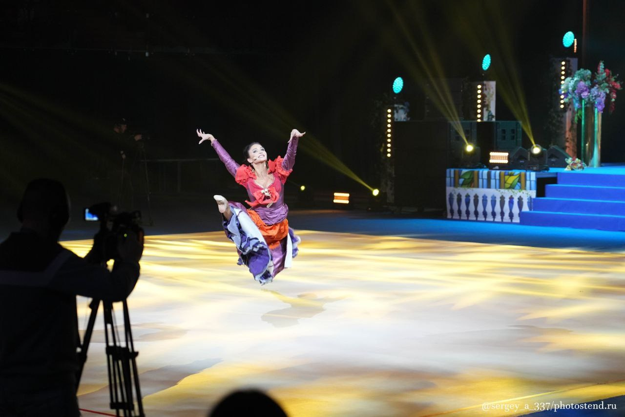 С 24 по 28 октября 2023 года во Дворце гимнастики ИриныВинер-Усмановой состоялся традиционный праздник гимнастики: XII Московскийоткрытый Фестиваль — номинация «Звездные дети».В фестивале приняли участие дети, занимающиеся спортом,вокалом, цирковым, танцевальным, эстрадным и другими видами искусства,обучающиеся в общеобразовательных организациях, организациях дополнительногообразования.Фестивальпроводился по следующим основным номинациям: Искусствогимнастики; Спорт имузыка; Гармониямузыки и движения;Краскиголоса и ритма;Мир образа в движении.Оценивали выступления номинантов Жюри Фестиваля, в составкоторого входили известные российские спортсмены, тренеры, авторитетныеспециалисты в области гимнастики, культуры, музыкального, хореографического ициркового искусства, общественные деятели.По итогам финального этапа были определены ЛауреатыФестиваля и отобраны лучшие коллективы и сольные исполнители для участия в Гала— спектакле Фестиваля-номинации «Звездные дети».Сценарий Гала — спектакля основан на сказочной истории«Хрустальный башмачок». В Гала — спектакле на одной сцене с детьми принялиучастие известные российские спортсмены, артисты театра, певцы и, конечно,номинанты и лауреаты Фестиваля.Директор нашего клуба Свирина Анна Викторовна принялаучастие в гала концерте и сыграла одну из главных ролей в спектакле. Так же вконцерте приняли участие девочки из наших филиалов с профессиональнопоставленным номером под руководством Екатерины Викторовны Свириной и ИнныОлеговна Самойловой.Наш номер занял первое место по баллам жюри и завоевалзвание лауреата в номинации «Спорт и Музыка»! Очень гордимсявыступлением наших спортсменок! Спасибо большое всем девочкам за проявленноеусердие на репетициях, а родителям за поддержку!Во время подготовки к данному мероприятию две воспитанницынашего клуба стали на год мудрее и отметили своё День рождения прямо во Дворцегимнастики, не отрываясь от тренировочного процесса!Хотим поздравить девочек:Самойловой Веронике 27 октября исполнилось 7 лет,Пантелеевой Милане 28 октября исполнилось 10 лет.Хотим пожелать им крепкого здоровья, побольше детскогосчастья ну и конечно же новых побег на соревнованиях!!!