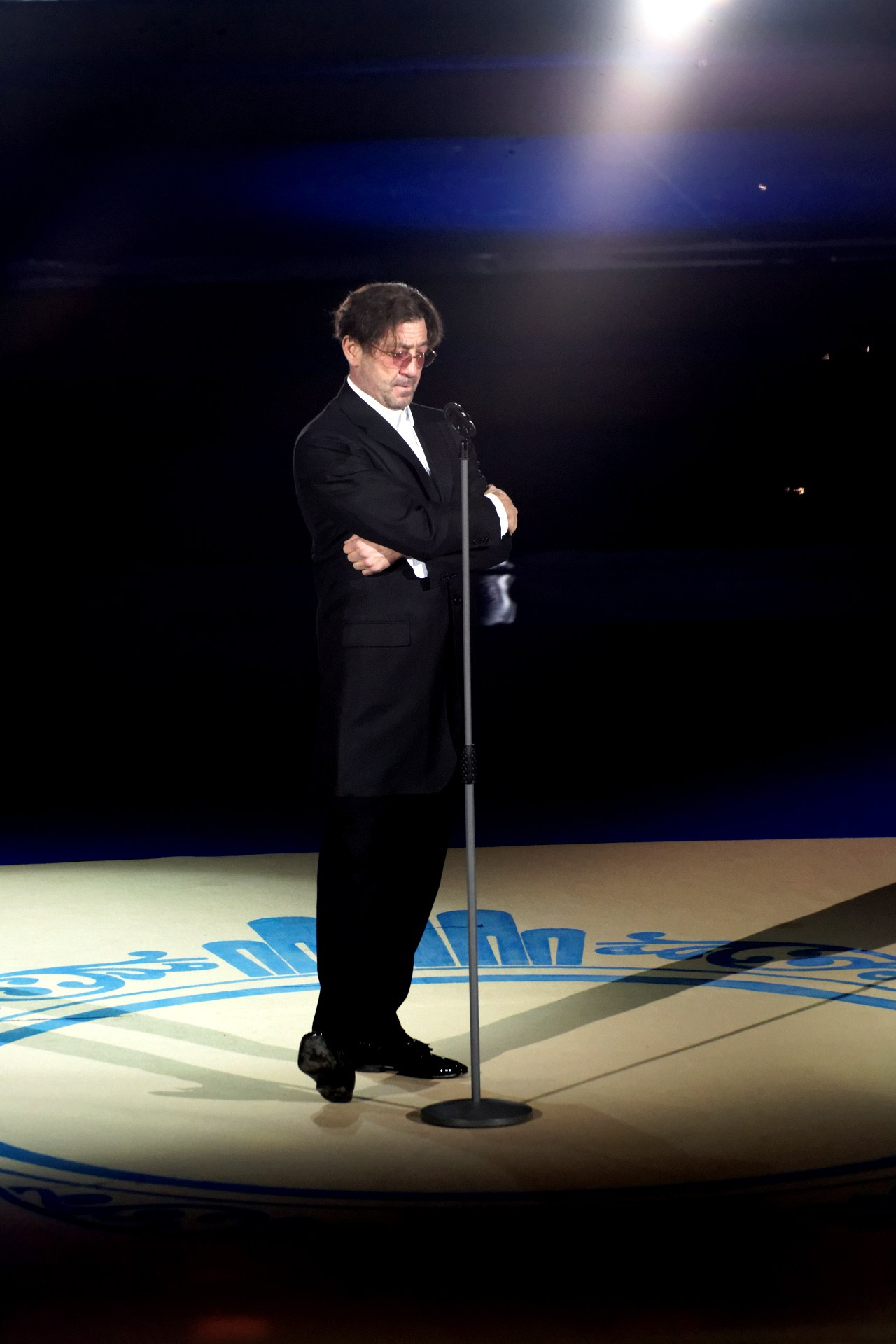 Концертная съемка - сольное выступление артиста в черном костюме на сцене с микрофоном, фотограф Рамиль Газизов