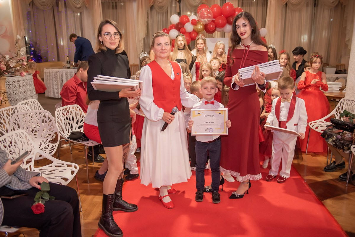 Выпускной в детской школе моделей HAPPYkids 2024. Семейный и коммерческий фотограф в Сочи Александр Бодунов