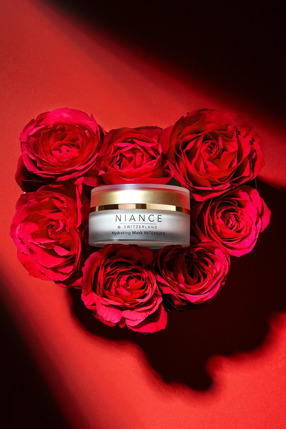 Съемка косметики ко дню Святого Валентина - крем в розах