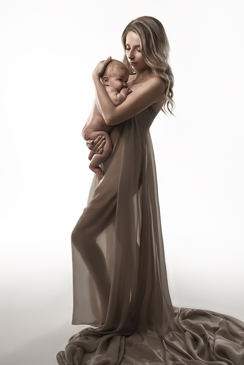 фотосессия матери и ребенка, фотосессия материнства в Тамбове, фотосъемка в стиле минимализм и без одежды матери и ребенка в фотостудии, фото мамы и малыша, портрет материнской любви, поцелуй матери, красивое фото матери и ребенка, объятия матери, мамины руки на фото, фотография красивой женщины с ребенком на руках, фотосессия семейная в Тамбове, детская и семейная фотосессия , мама и ребенок на светлом фоне в фотостудии, ребенок на руках у мамы, красивое платье на фотографии матери и ребенка, красивое материнство