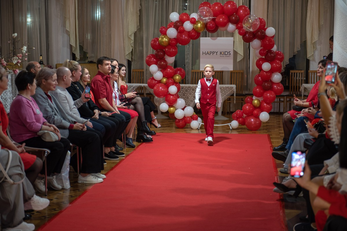 Выпускной в детской школе моделей HAPPYkids 2024. Семейный и коммерческий фотограф в Сочи Александр Бодунов