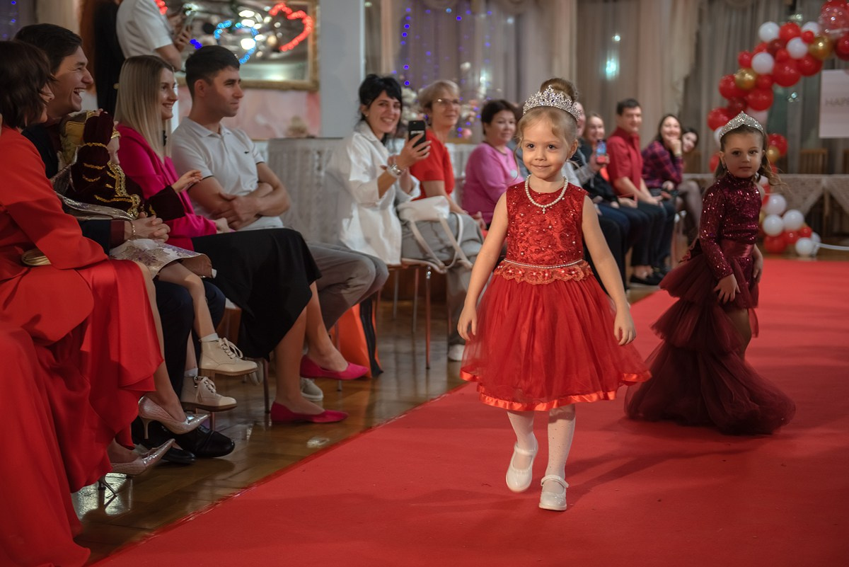 Выпускной в детской школе моделей HAPPYkids 2024. Семейный и коммерческий фотограф в Сочи Александр Бодунов