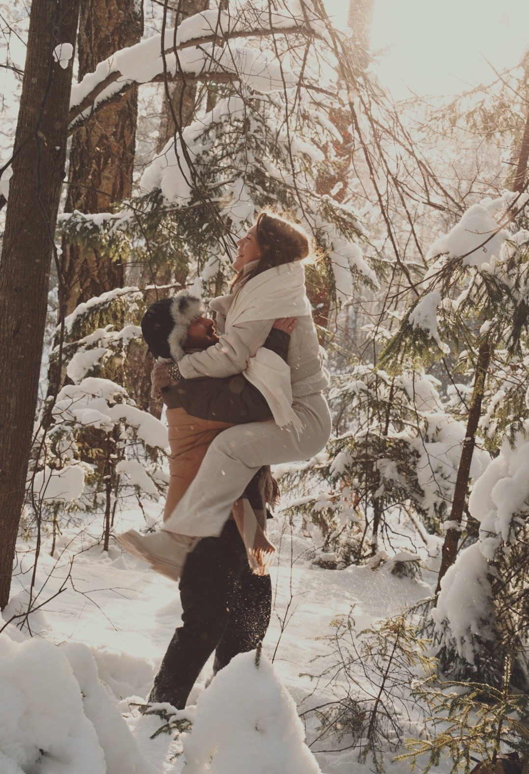Love Story в зимнем лесу: Даша и Ника. Событийный фотограф Анна Курникова
