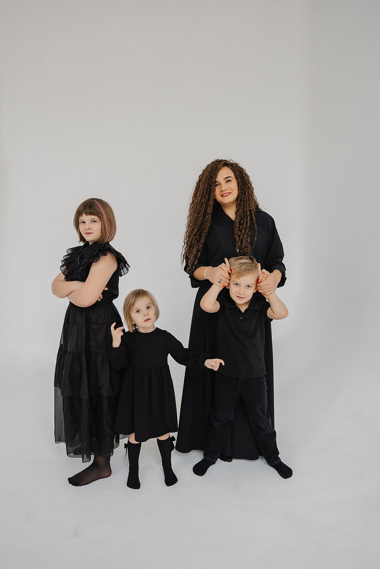 Семейная фотосессия на белом фоне. Фотограф Олеся Жомер