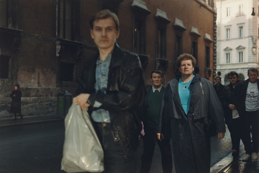 постановочная фотография Филипа-Лорки Ди Корсии с уличной сценой и людьми в Нью-Йорке