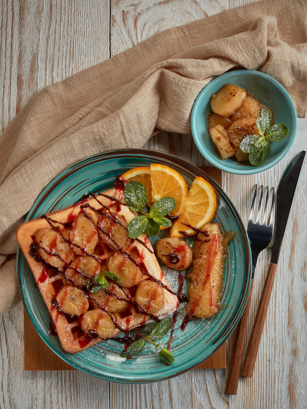 Бельгийские вафли с карамелизированным бананом. Фотосъемка десертов для рекламы.