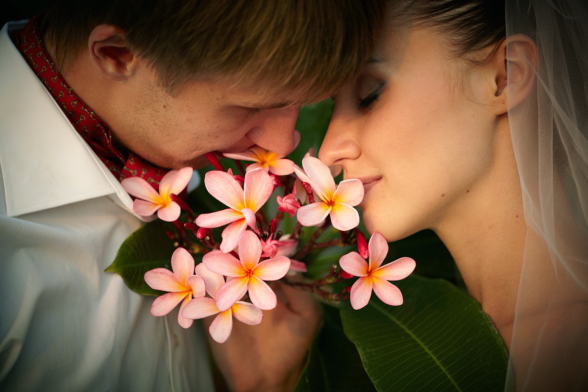 Свадебная фотосессия в Тайланде на берегу моря среди пальм на закате. Свадебный и портретный фотограф Сергей Кристев