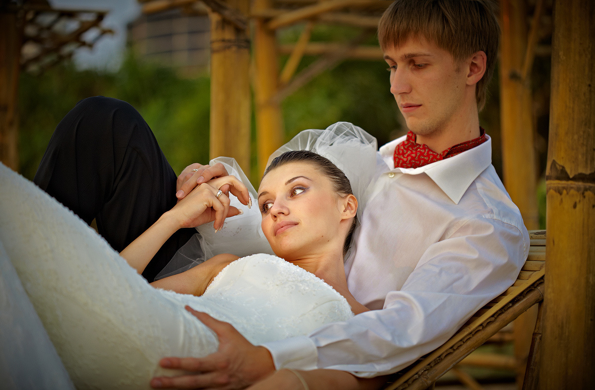 Свадебная фотосессия в Тайланде на берегу моря среди пальм на закате. Свадебный и портретный фотограф Сергей Кристев