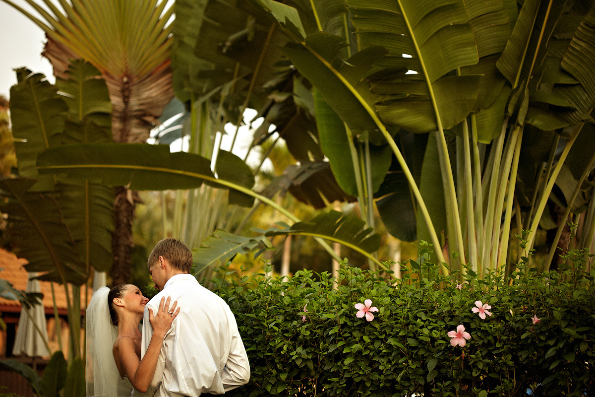 Свадебная фотосессия в Тайланде на берегу моря среди пальм на закате. Свадебный и портретный фотограф Сергей Кристев