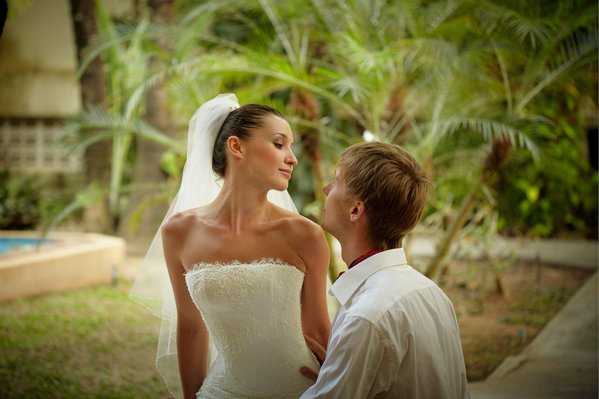 Свадебная фотосессия в Тайланде на берегу моря среди пальм на закате. Свадебный и портретный фотограф Сергей Кристев