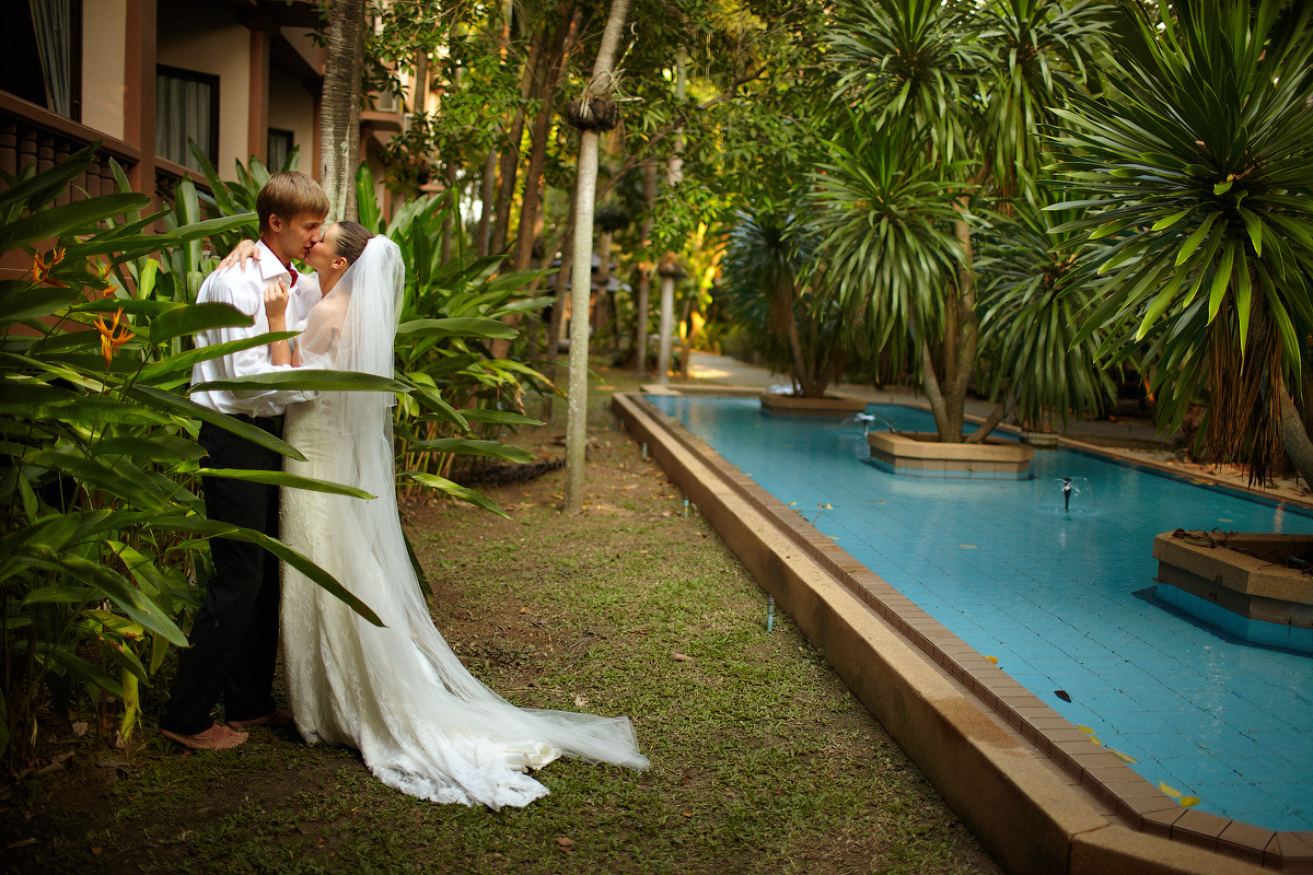 Свадебная фотосессия в Тайланде на берегу моря среди пальм на закате. Свадебный и портретный фотограф Сергей Кристев