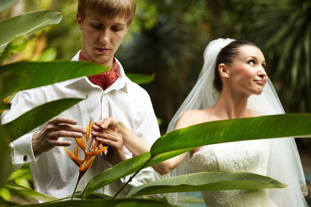 Свадебная фотосессия в Тайланде на берегу моря среди пальм на закате. Свадебный и портретный фотограф Сергей Кристев