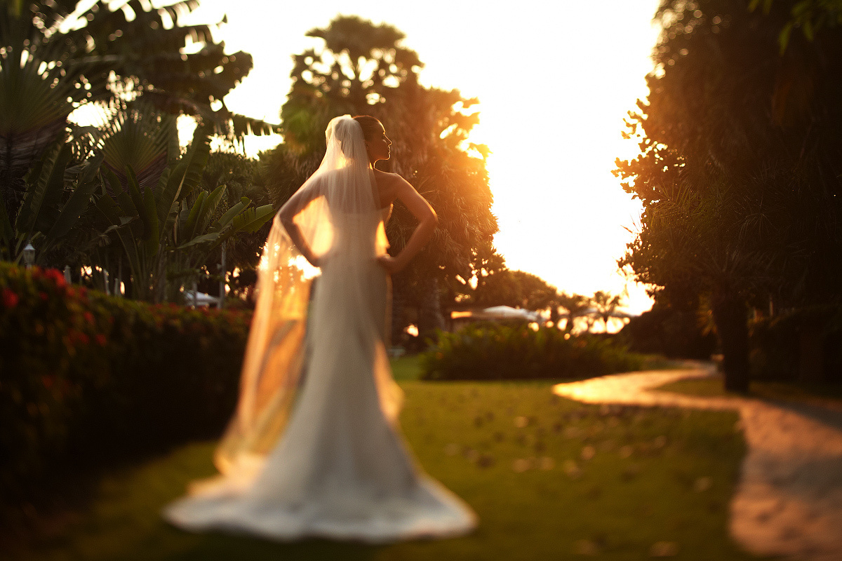 Свадебная фотосессия в Тайланде на берегу моря среди пальм на закате. Свадебный и портретный фотограф Сергей Кристев