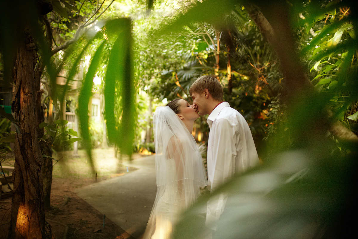 Свадебная фотосессия в Тайланде на берегу моря среди пальм на закате. Свадебный и портретный фотограф Сергей Кристев
