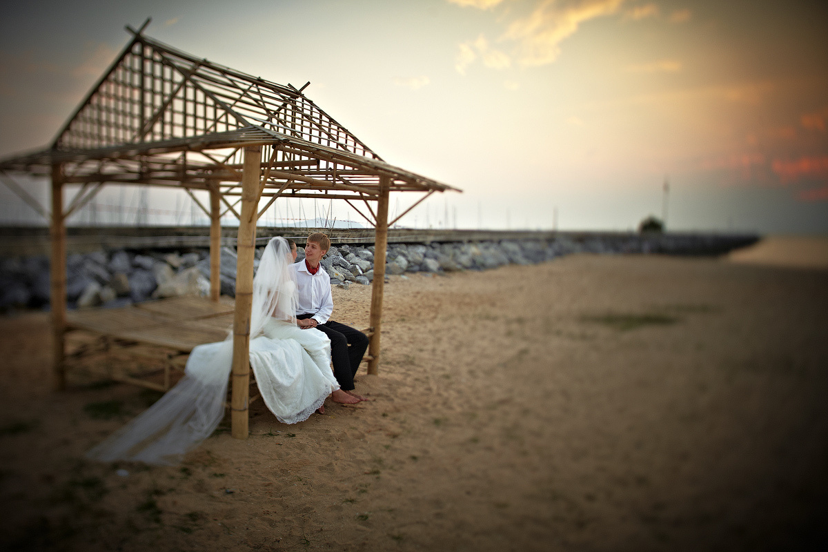 Свадебная фотосессия в Тайланде на берегу моря среди пальм на закате. Свадебный и портретный фотограф Сергей Кристев