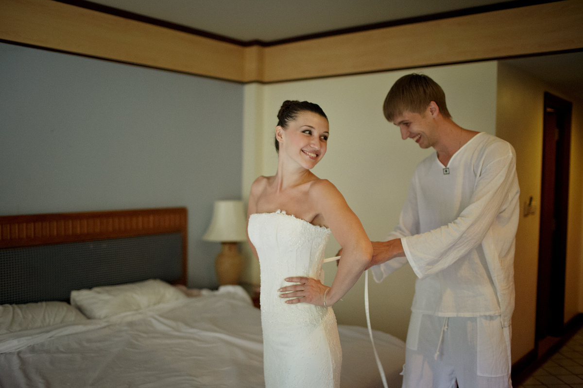 Свадебная фотосессия в Тайланде на берегу моря среди пальм на закате. Свадебный и портретный фотограф Сергей Кристев