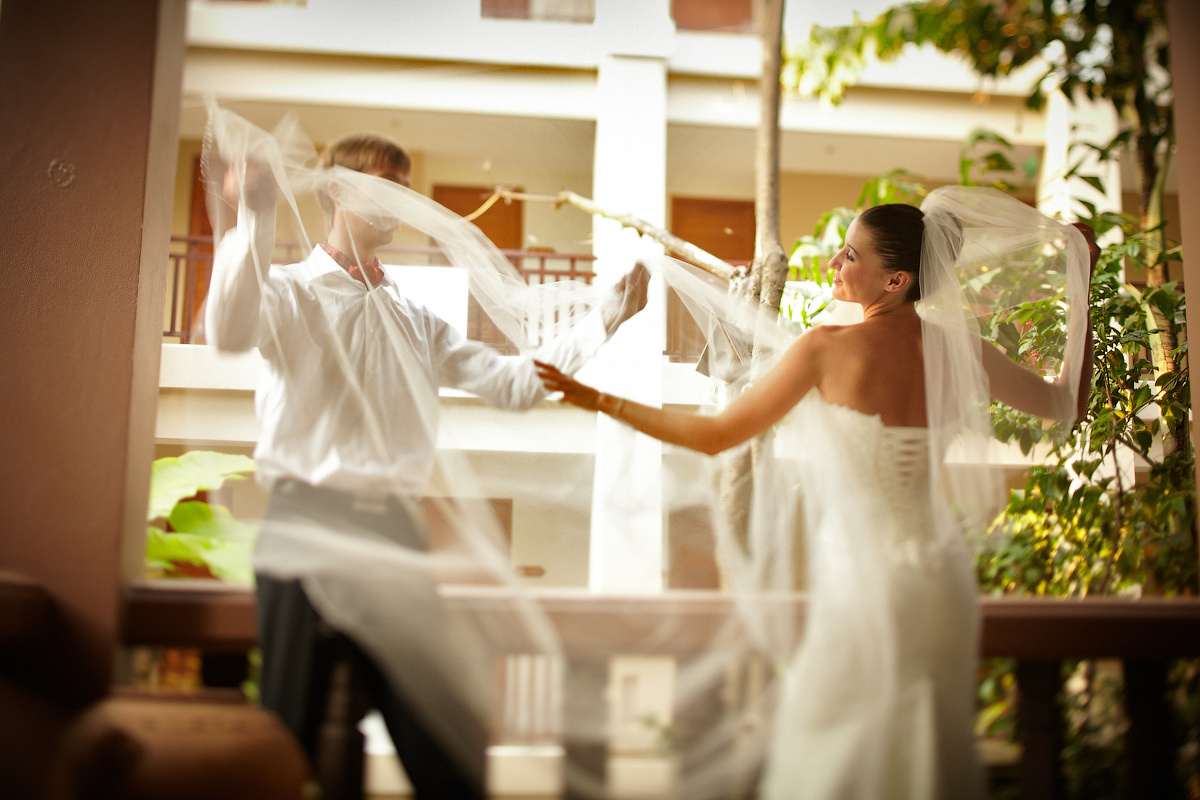 Свадебная фотосессия в Тайланде на берегу моря среди пальм на закате. Свадебный и портретный фотограф Сергей Кристев