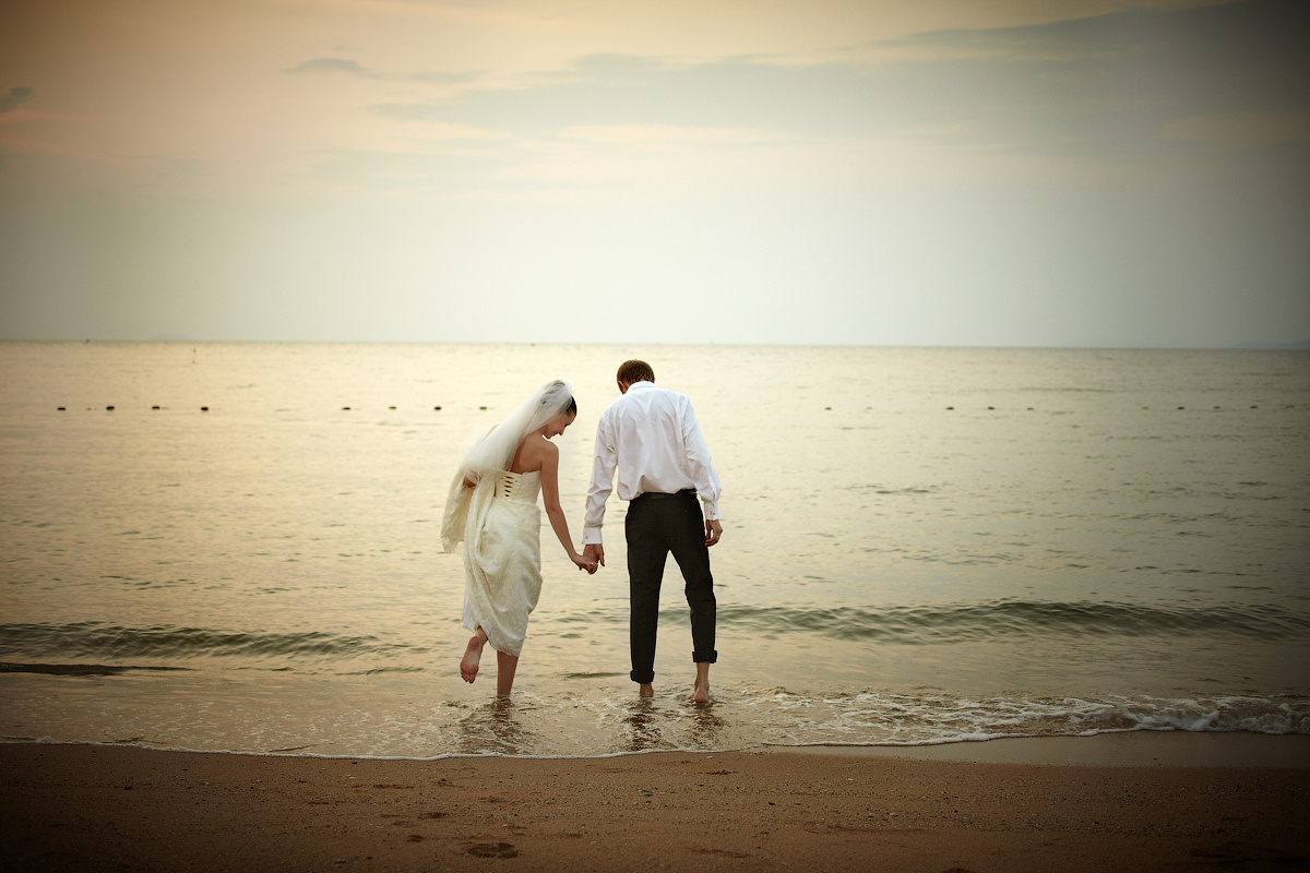 Свадебная фотосессия в Тайланде на берегу моря среди пальм на закате. Свадебный и портретный фотограф Сергей Кристев