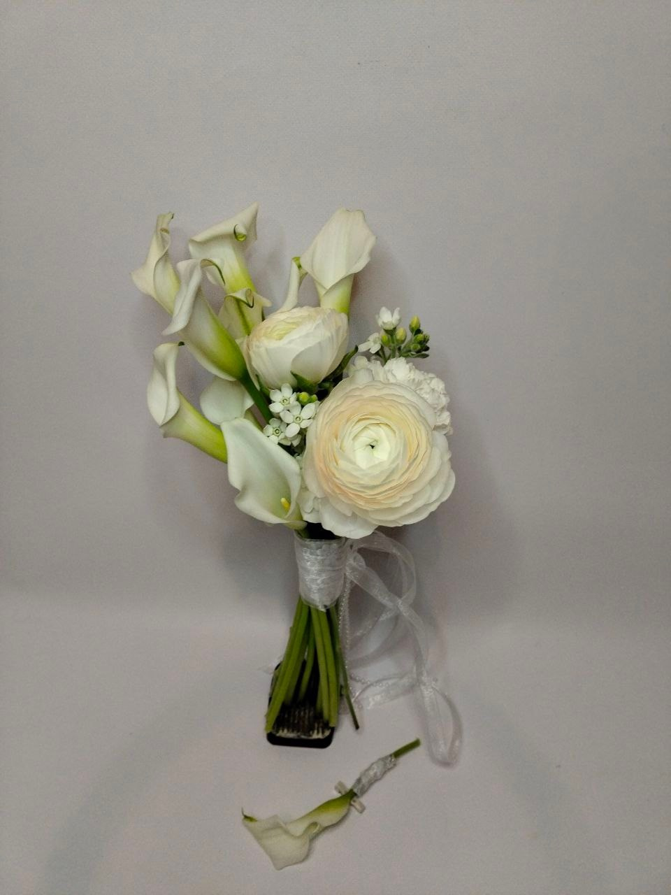 Букет из калл и ранункулюсов